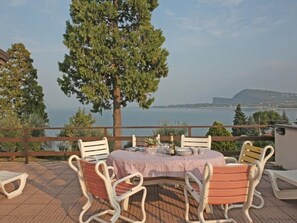 Outdoor dining - Appartement in Villaggio Sanghen mit Garten, Terrasse und gemeinsamem Pool by Interhome (Manerba)