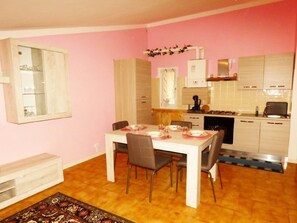 Fridge, oven, cookware/dishes/utensils - Appartamento Miralago by Interhome (Manerba)