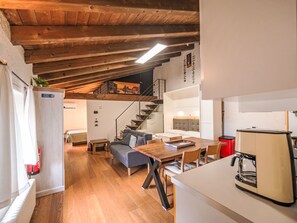 TV - Aly d'angelo - im Turm by Interhome (Bardolino)