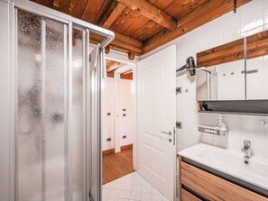 Bathroom - Aly d'angelo - im Turm by Interhome (Bardolino)