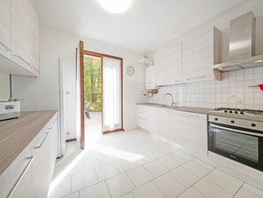 Fridge, oven, dishwasher, cookware/dishes/utensils - Casa Ruby - Geräumige Wohnung mit Pool by Interhome (Colà)