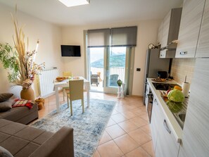 TV - Serafino - Terrasse und Pool am Iseosee by Interhome (Fonteno)