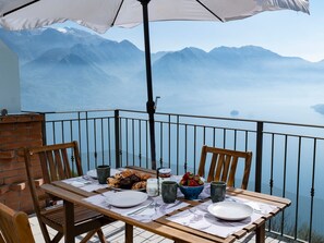 Outdoor dining - Cherubino 2", Dreizimmerwohnung mit Pool und Ter by Interhome (Fonteno)