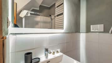 Suihku, bidee, pyyhkeet, sampoo