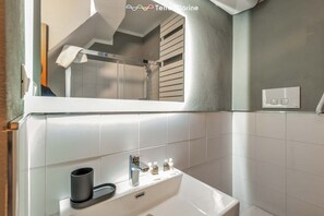 Suihku, bidee, pyyhkeet, sampoo