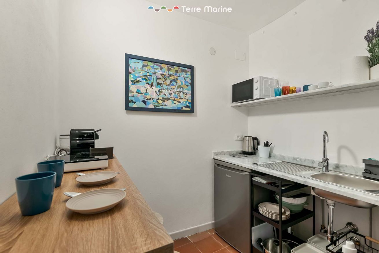 Jääkaappi, mikroaaltouuni, vedenkeitin