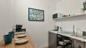 Jääkaappi, mikroaaltouuni, vedenkeitin