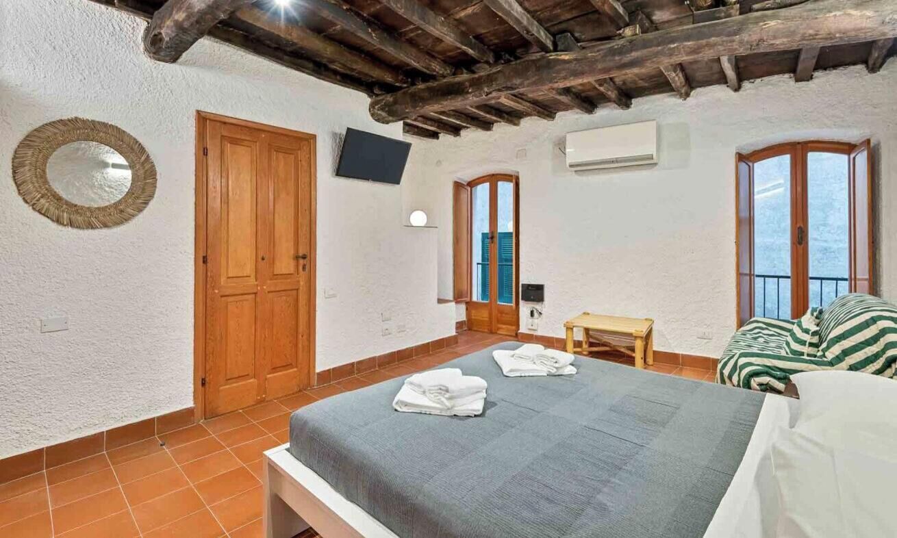 1 camera, ferro/asse da stiro