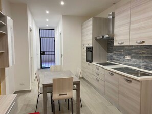 Fridge, microwave, oven, cookware/dishes/utensils - Wohnung CapoMare 100 Meter vom Meer entfernt by Interhome (Albisola)