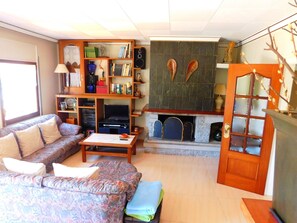 TV - Wunderschönes Ferienhaus in Roses mit Großer Terrasse by Interhome (Roses)
