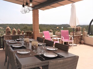 Outdoor dining - Finca Es Cau, mit Schwimmbad, Meerblick und Wifi by Interhome (Cala Murada)