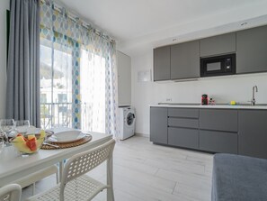 Fridge, microwave, cookware/dishes/utensils - Wohnung "El Encanto" mit Terrasse by Interhome (Corralejo)