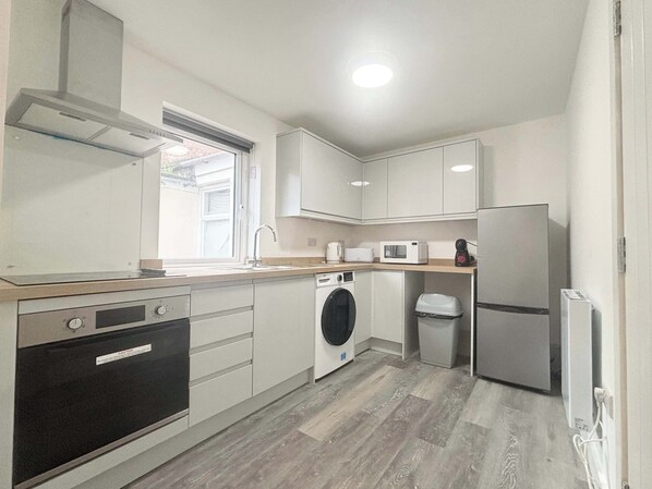 Fridge, microwave, oven, stovetop - cozy one-bed apartment in the heart of Penzance (Penzance)