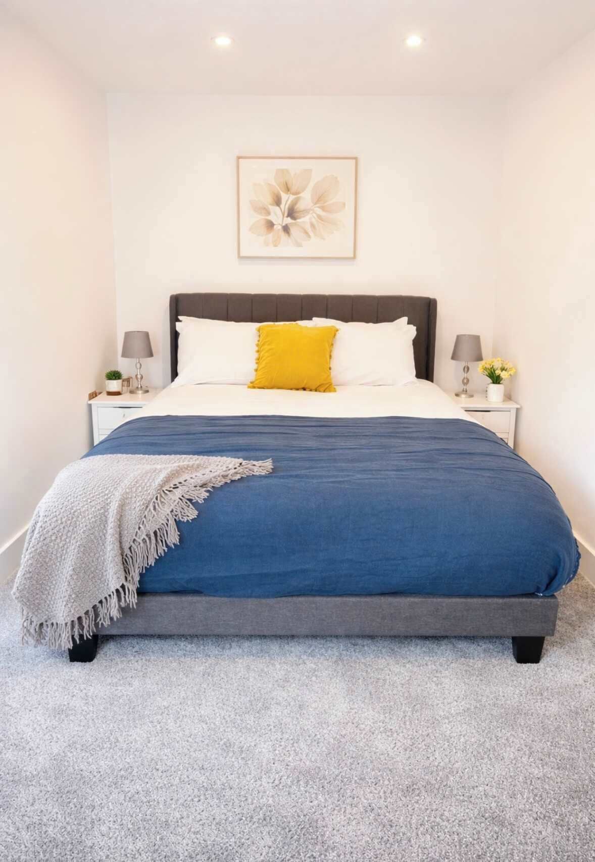 Tabla de planchar con plancha, acceso a internet y ropa de cama 