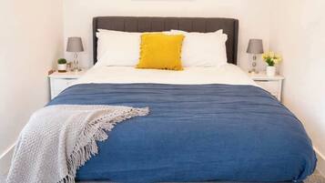 Tabla de planchar con plancha, acceso a internet y ropa de cama