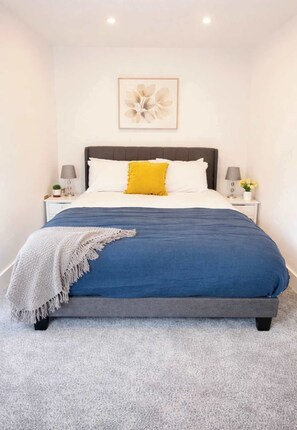 Iron/ironing board, Internet, bed sheets - cozy one-bed apartment in the heart of Penzance (Penzance)