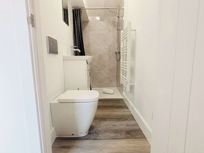 Shower, towels - cozy one-bed apartment in the heart of Penzance (Penzance)