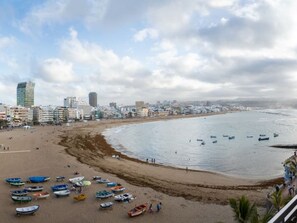 A coastal cityscape with a beach, boats, and buildings. - Appartement mit Blick auf das Meer by Interhome (Las Palmas)