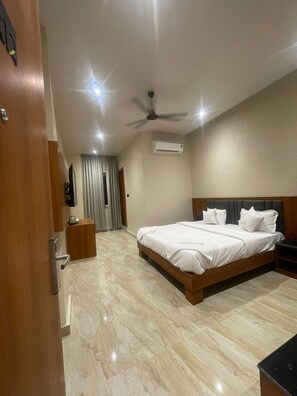 Habitación Deluxe con 1 cama matrimonial o 2 individuales, 1 cama King size, aire acondicionado | Escritorio y espacio para trabajar con laptop 