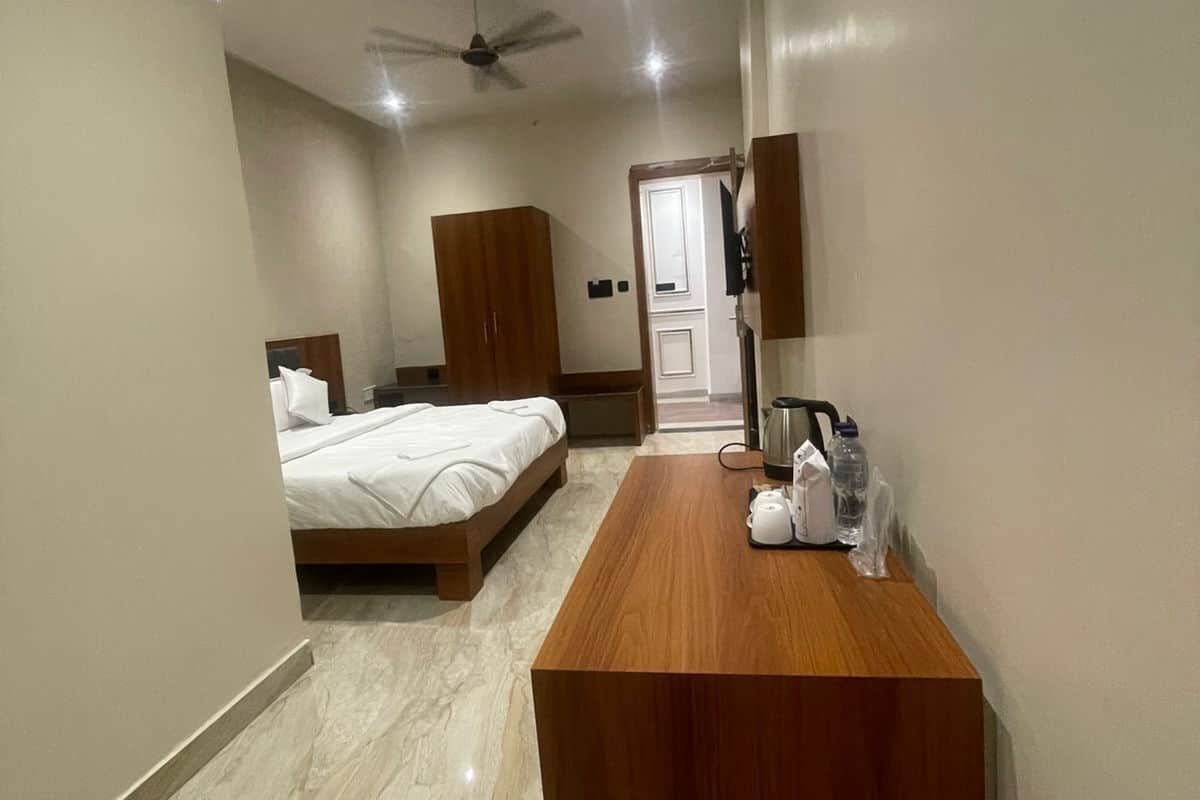 Habitación Deluxe con 1 cama matrimonial o 2 individuales, 1 cama King size, aire acondicionado | Escritorio y espacio para trabajar con laptop