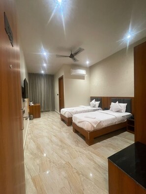 Habitación Deluxe con 1 cama matrimonial o 2 individuales, 1 cama King size, aire acondicionado | Escritorio y espacio para trabajar con laptop 