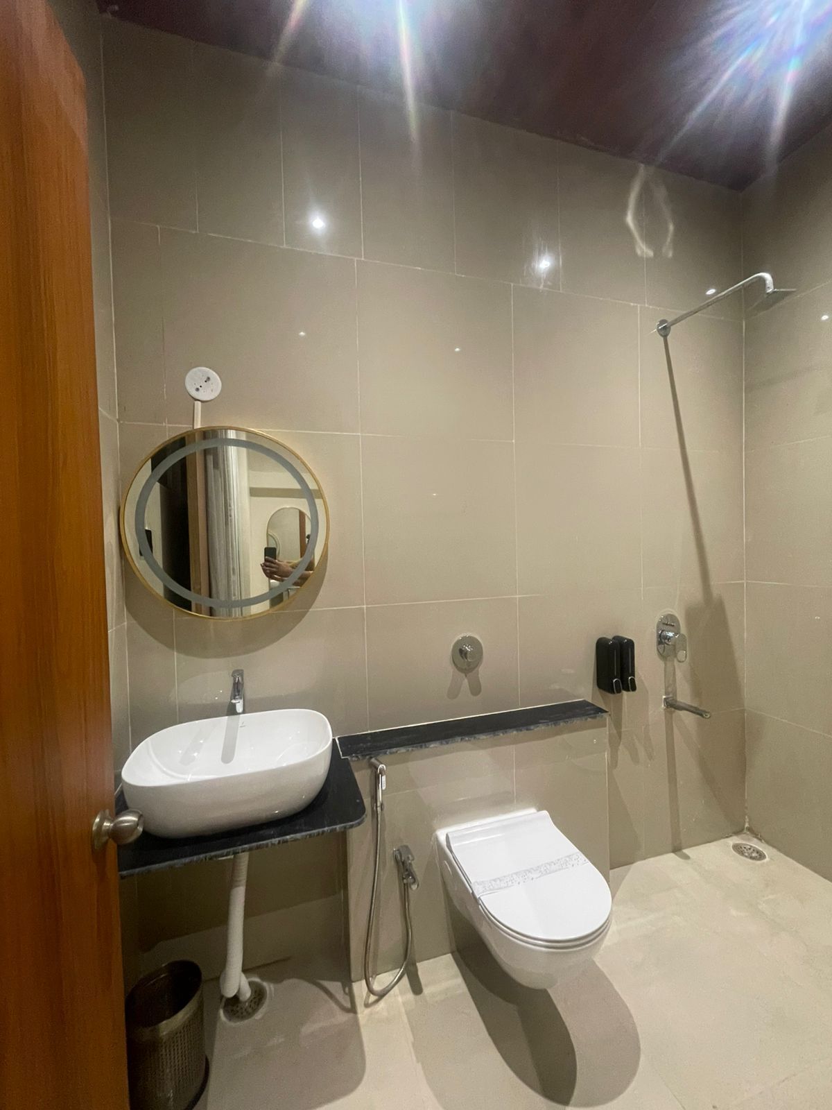Deluxe Double or Twin Room, 1 King Bed, Air conditioning, Executive Level | Bathroom | Shower, free toiletries, towels, soap