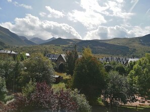 A mountainous landscape with a village, stone buildings, and lush greenery. - Falcó 10 by Interhome (Caldes de Boi)