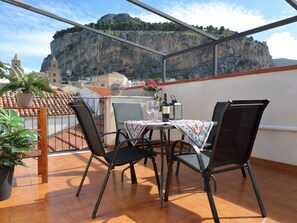 Outdoor dining - Innenhof-Terrasse by Interhome (Cefalù)