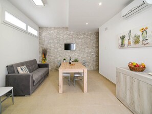 TV - Wohnung Laura by Interhome (Avola)