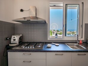 Kühlschrank, Ofen, Kochgeschirr/Geschirr/Besteck