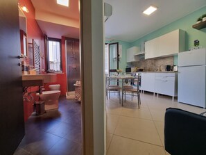 Fridge, microwave, cookware/dishes/utensils - Pruni's Home von Holiday World by Interhome (Palermo)