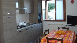 Fridge, oven, cookware/dishes/utensils - Appartement in Capoliveri mit Grill, Garten und Terrasse by Interhome (Capoliveri)