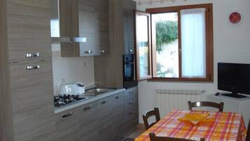 Kühlschrank, Ofen, Kochgeschirr/Geschirr/Besteck