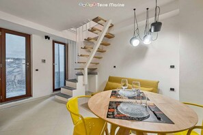 Dining - Welcome to Yellow Submarine, your ideal holiday home in the heart of Manarola! Immerse yourself in a unique and colorful experience, where every detail has been taken care of to offer you an unforgettable stay.Let yourself be transported into the under (Manarola)