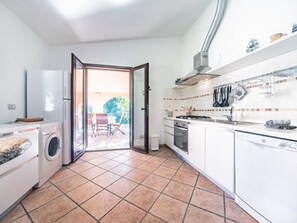 Fridge, oven, dishwasher, cookware/dishes/utensils - Schöne moderne Villa in privater Lage, umgeben von üppiger Natur by Interhome (Costa Rei)