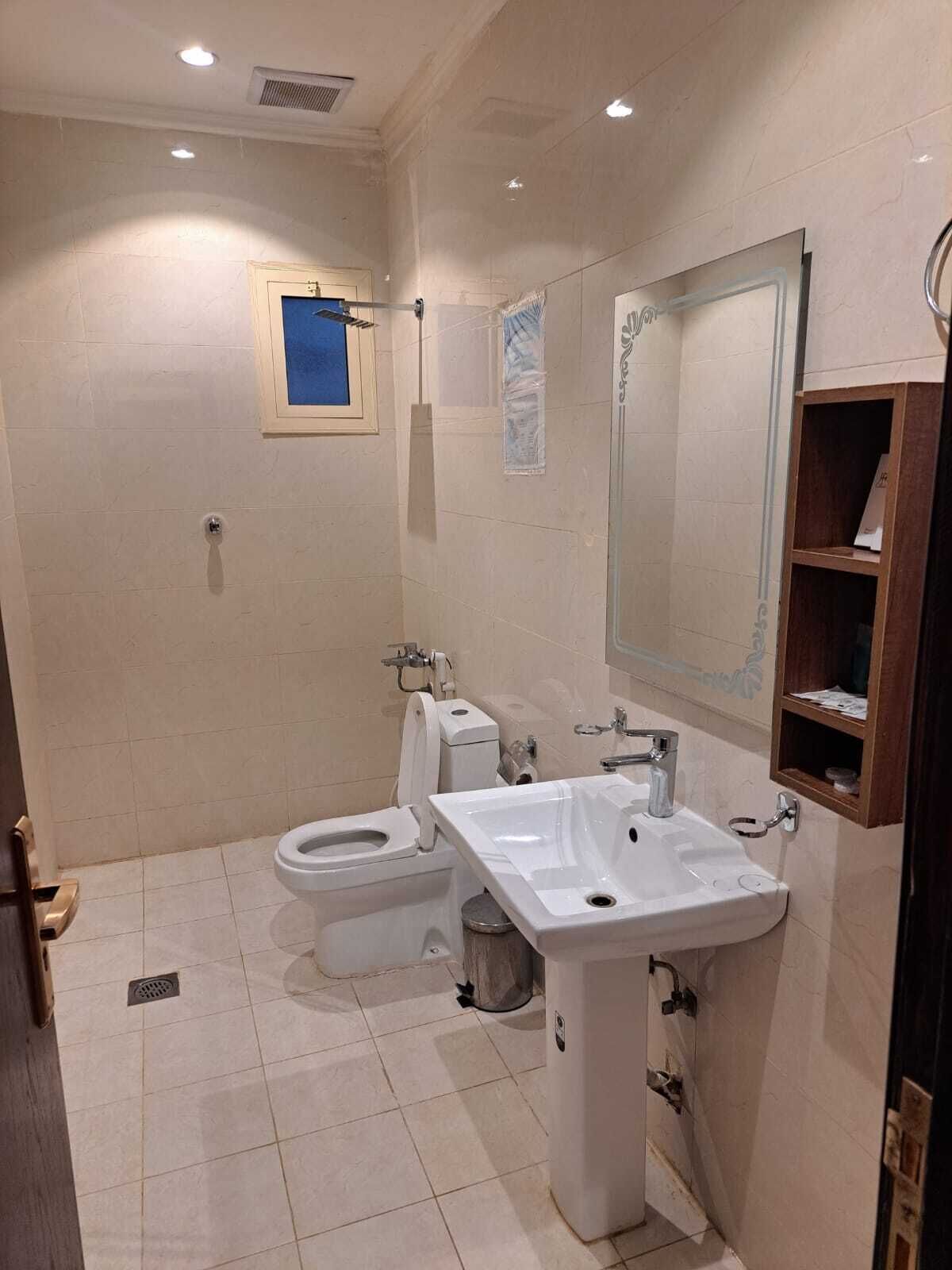 Ensemble douche/baignoire, chaussons, serviettes fournies, savon