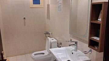 Ensemble douche/baignoire, chaussons, serviettes fournies, savon