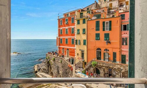 Imagine waking up to the sound of the waves and a window that opens onto a postcard view. The sea is the protagonist: it will be your first look in the morning and your last embrace in the evening.Sussurro del Mare is a peaceful corner in the heart of 