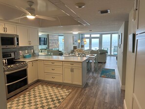 Geladeira, micro-ondas, fogão, cooktop