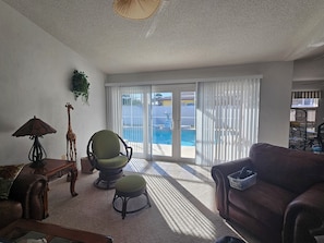 TV - 2 bed, 2 bath home in Ormond by the Sea w/ private pool. Easy walk to the beach (Ormond Beach)