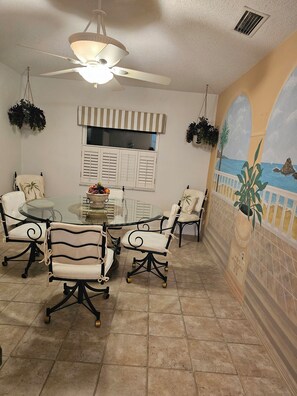Dining - 2 bed, 2 bath home in Ormond by the Sea w/ private pool. Easy walk to the beach (Ormond Beach)