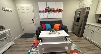 Upscale 1B/1B, Kitchenette, Laundry, Ring, EV Charger, Close to I-5, Shopping...