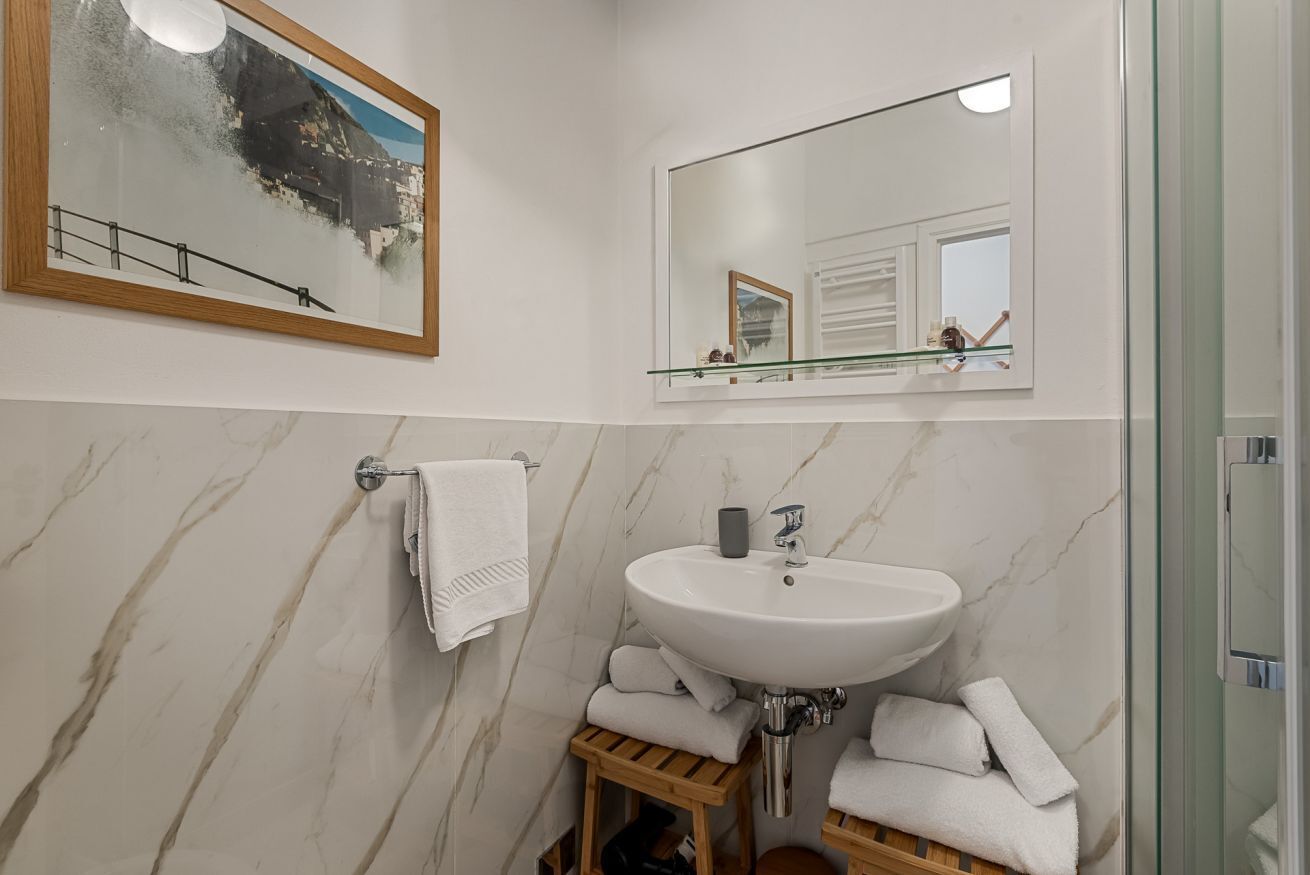 Shower, bidet, towels, shampoo