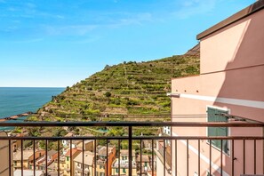 Property grounds - Welcome to Maremiele, a newly renovated home, ideal for a couple who wants to experience an unforgettable stay in the Cinque Terre. The house, located in a central position, is perfect for exploring the beauty of this enchanting region, and offers a cozy (Manarola)