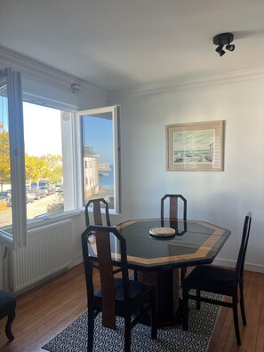 Dining - House by the sea (Concarneau)
