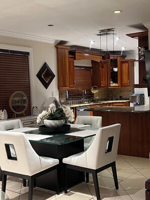 Dining - Luxsurgey:1BedroomTropicalOasisResidenceZip33165 (Miami)