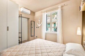 Iron/ironing board - Splendid Holiday Home in the Heart of Riomaggiore with Sea View TerraceLocated in the historic center of Riomaggiore, a few steps from the station and the best restaurants and bars in the village, this holiday home is the ideal choice for those who want  (Riomaggiore)