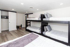 5 bedrooms, iron/ironing board, free WiFi - New Space for Large Groups! 5 Minutes to CP Sports Center! (Huron)