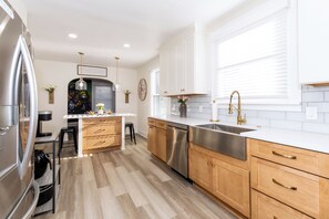 Fridge, microwave, oven, stovetop - New Space for Large Groups! 5 Minutes to CP Sports Center! (Huron)