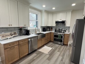 Fridge, microwave, oven, stovetop - New Space for Large Groups! 5 Minutes to CP Sports Center! (Huron)